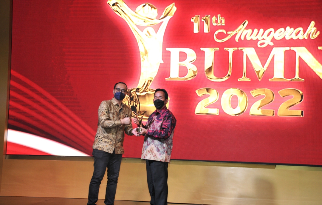 Dirut PTBA Raih Anugerah BUMN 2022 Kategori CEO Service and Operation Excellent