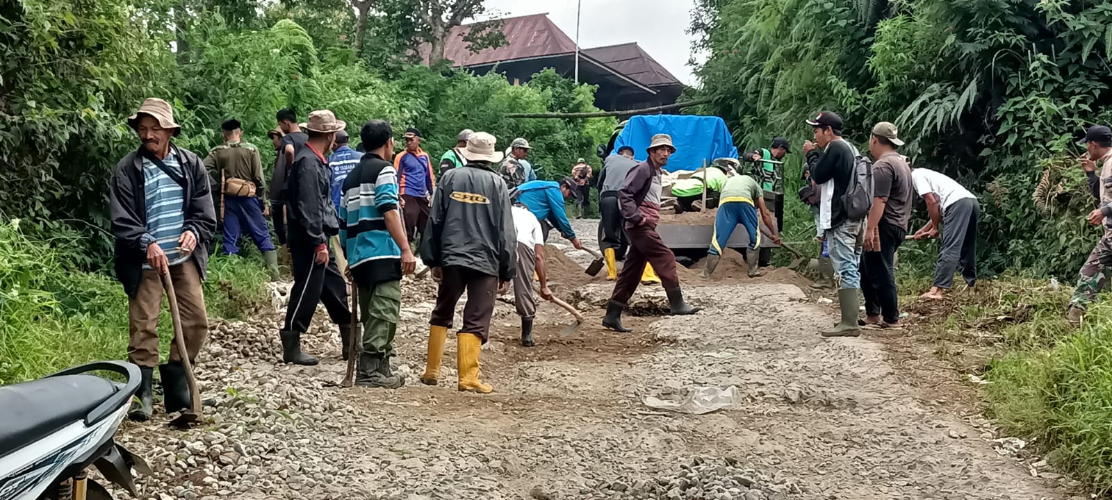 Kecewa Belum Ada Perhatian Pemerintah, Puluhan Masyarakat dari Tiga Desa di Semende Perbaiki Jalan Secara Swadaya