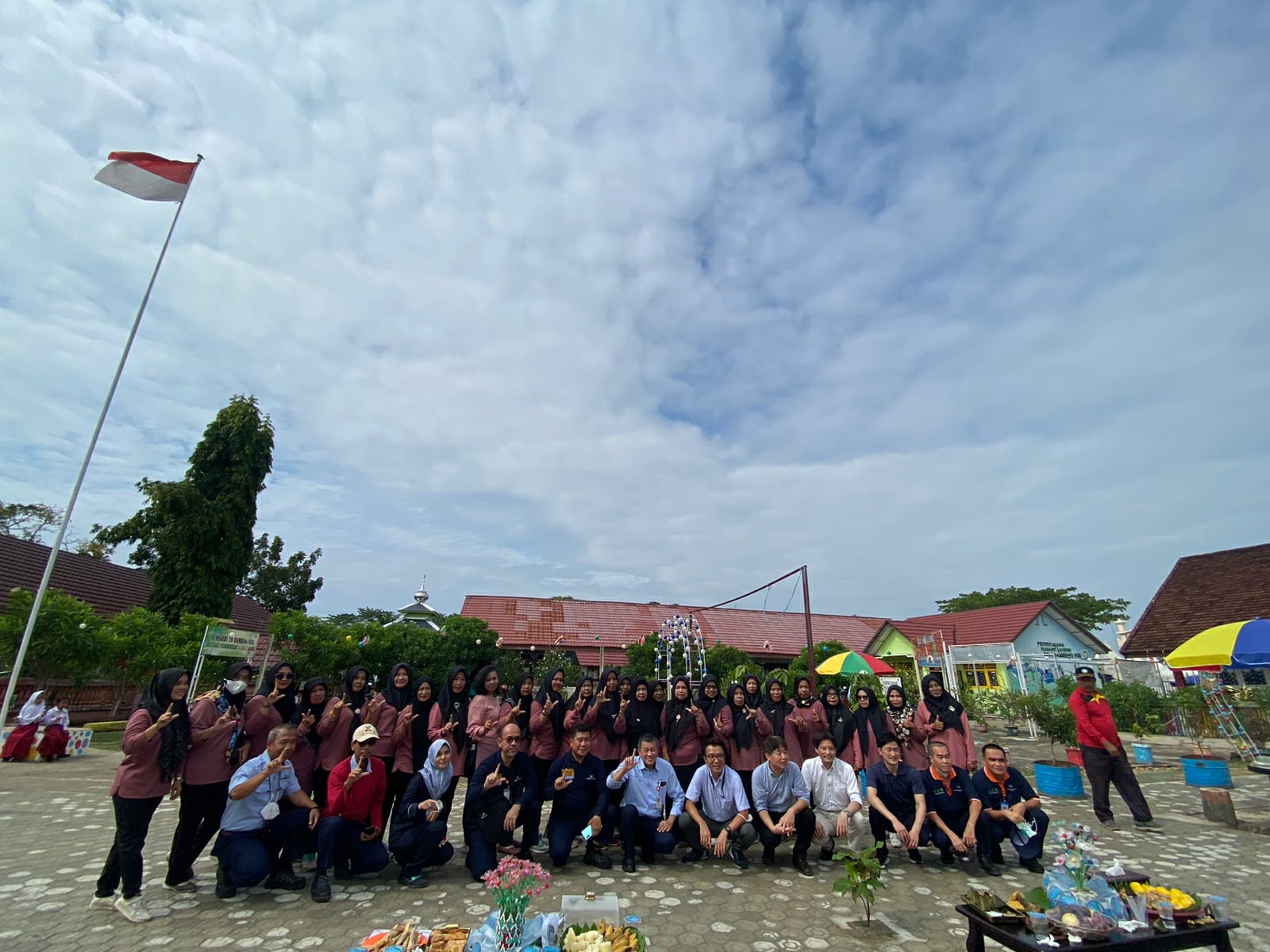 Peduli Lingkungan Bersih, TeL Kembali Gelar Kegiatan CSR Lokal “Relawan Bersih-Bersih Sekolah”