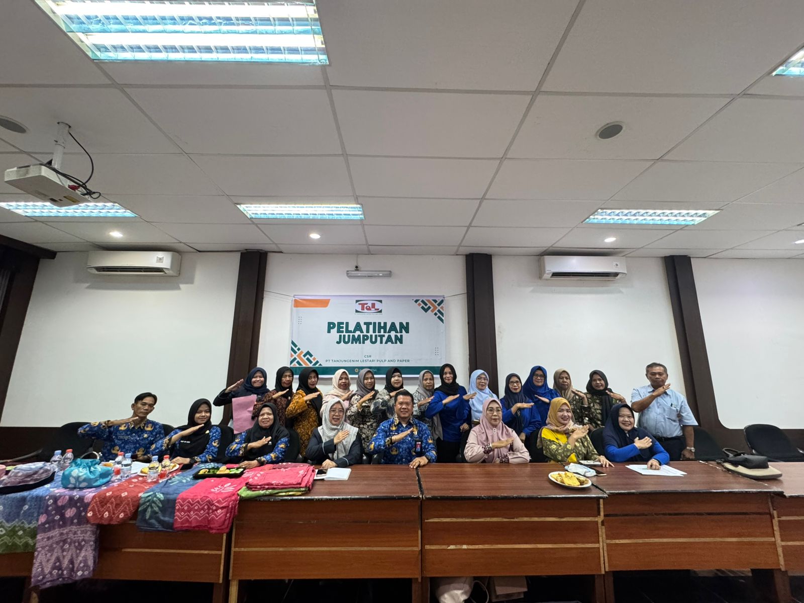 Lestarikan dan Kembangkan Kain Khas Muara Enim, PT TeL Gelar Pelatihan Jumputan Bagi Warga Desa Gerinam dan Kasih Dewa