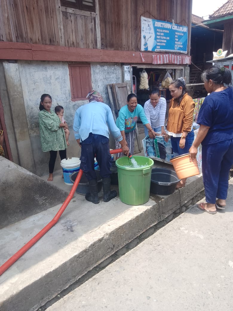 Kemarau Berkepanjangan, PT TeL Kembali Salurkan Bantuan Air Bersih Tahap II ke Desa-Desa Binaan